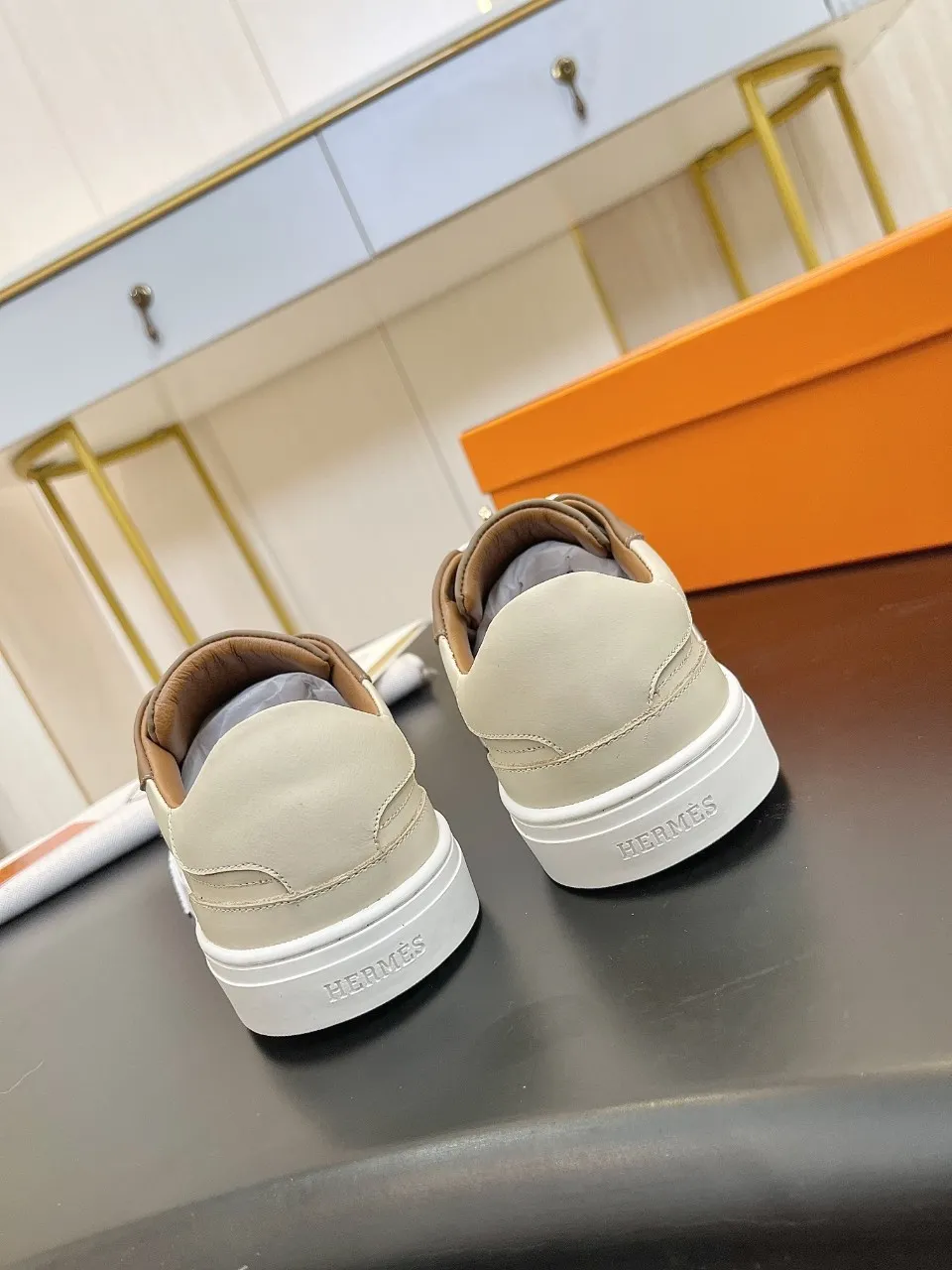 Men's Men's Shoes💰620❤️❤️❤️HERMES 2021 latest Kelly buckle white sneakers are online! The highest version on the market! Purchasing level quality! The H family rarely produces flat casual shoes, and they are styled with classic palladium-plated Kelly shoe buckles! Create a fashionable urban look that perfectly embodies the noble and elegant style of Hermès! Material selection: Fabric imported cowhide, lining + foot pads imported sheepskin, original molded TPU outsole, heavy gold molded kelly buckle full of texture Size: Female: 35-41 (41 is not returnable) Male: 39-45 (45 is not returnable)